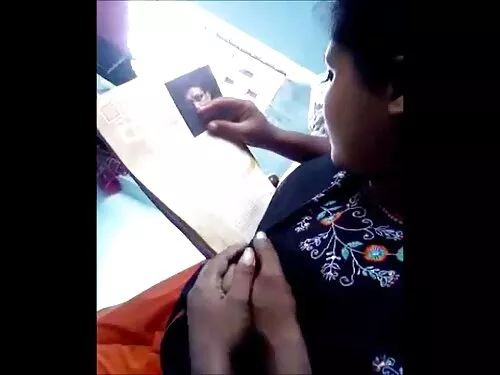 વાદળી પેન્ટીહોઝ પહેર ...