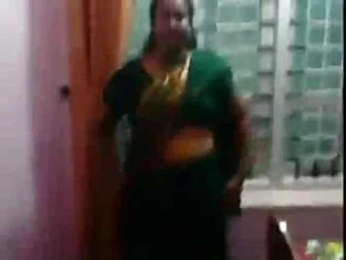 ગુલાબી ટોપમાં સ્લિમ  ...
