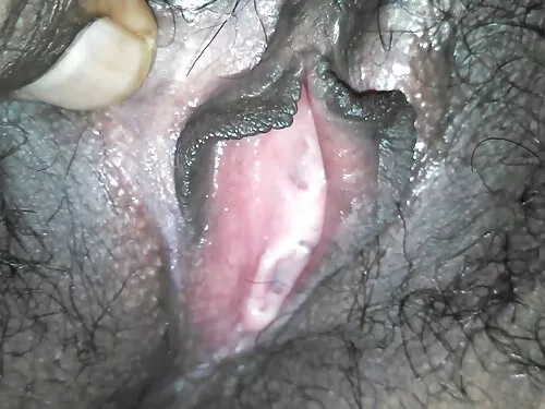 મનમોહક યુવાન બેબ અનિ ...